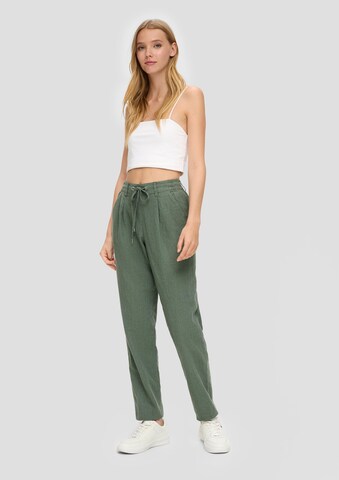 QS Regular Pleat-Front Pants in Green