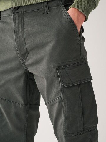 Tapered Pantaloni cargo di Next in grigio