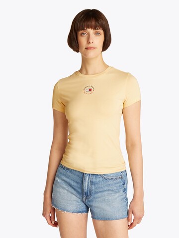 Tommy Jeans T-shirt 'ESSENTIAL' i gul: framsida