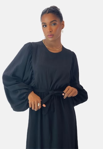 Elara Kjole 'Abaya' i sort