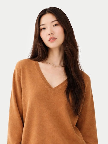 GOBI Cashmere Trui 'Women's Essential Cashmere V-Neck Sweater' in Bruin: voorkant