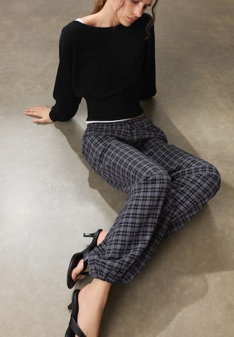 Tapered Pantaloni di Pull&Bear in nero