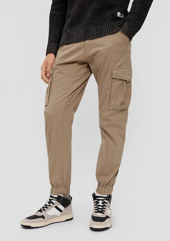 QS Tapered Cargobroek in Bruin: voorkant