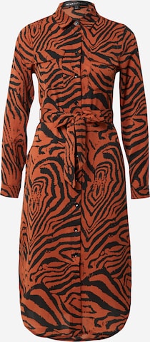 Robe-chemise Mela London en marron : devant