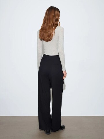 Dilvin Wide leg Trousers in Black