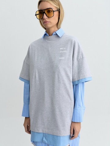 T-shirt 'DUA T-SHIRT WHITE' FEMSSY en gris : devant