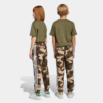 ADIDAS ORIGINALS Slimfit Nadrág 'Camo' - zöld