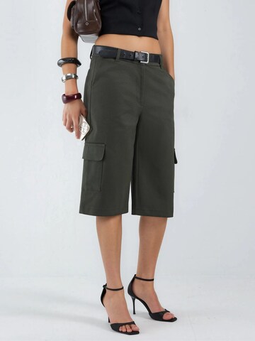Loosefit Pantalon cargo Hiccup en vert : devant
