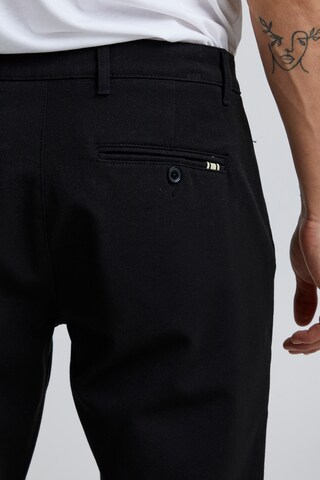 !Solid Tapered Chino Pants 'TOFred' in Black