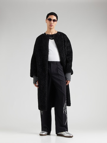 WEEKDAY Свободный крой Брюки со складками в Черный