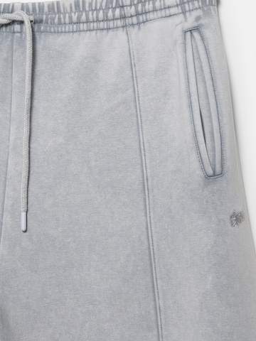 Pull&BearTapered Hlače 'STWD' - siva boja