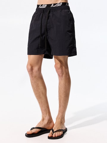 Shorts de bain Pull&Bear en noir : devant
