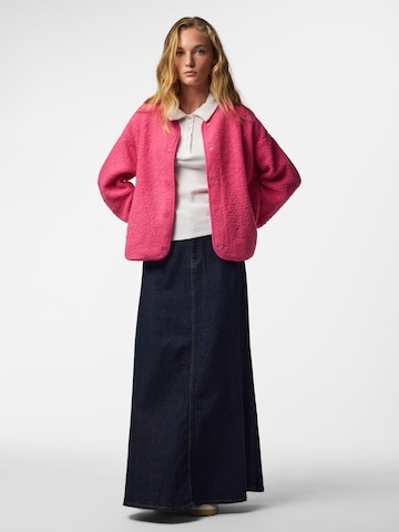 Veste mi-saison 'PCKatty' PIECES en rose