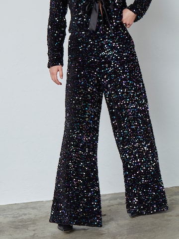 SISTERS POINT - Bootcut Pantalón en negro: frente