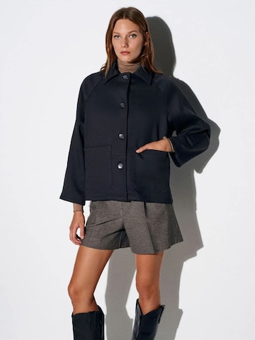 Dilvin Between-Season Jacket in Black