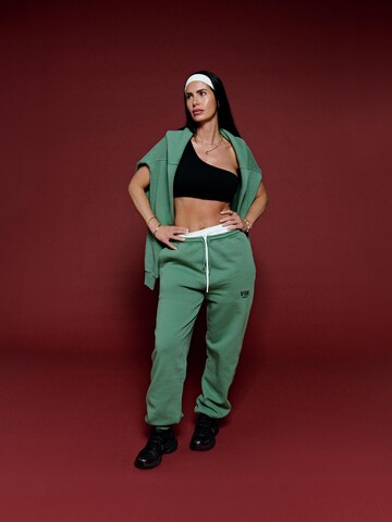 V!BE STUD!OS Tapered Παντελόνι σε πράσινο