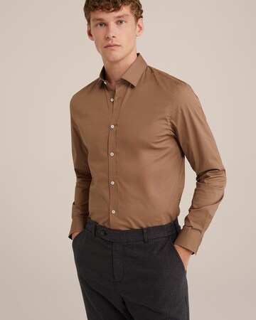 Slim fit Camicia di WE Fashion in marrone: frontale