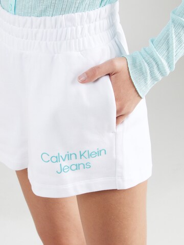 Loosefit Pantaloni 'Institutional' di Calvin Klein Jeans in bianco