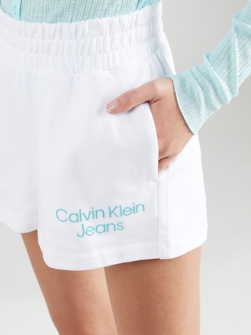 Calvin Klein Jeans - Loosefit Calças 'Institutional' em branco