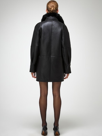 V S P Wintermantel 'Prescillia' in Zwart