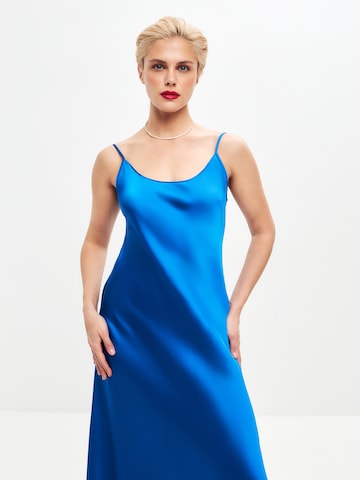 Serena Silueta - Vestido 'Midi satin slip dress 'Majestic'' en azul