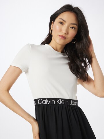 Calvin Klein Jeans Šaty – bílá