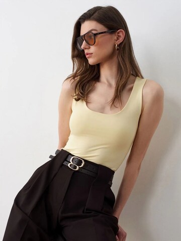 Top di Dilvin in giallo