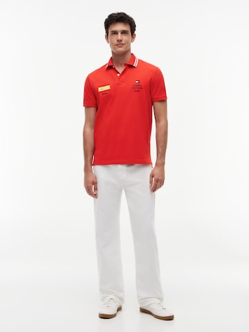 TOMMY HILFIGER Μπλουζάκι 'STANDARD COUNTRY SPAIN' σε κόκκινο