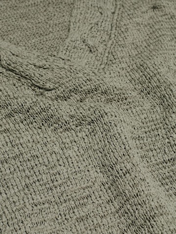 Goldner Strickweste in Grün