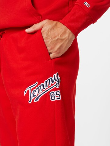 Tommy Jeans Tapered Housut värissä punainen