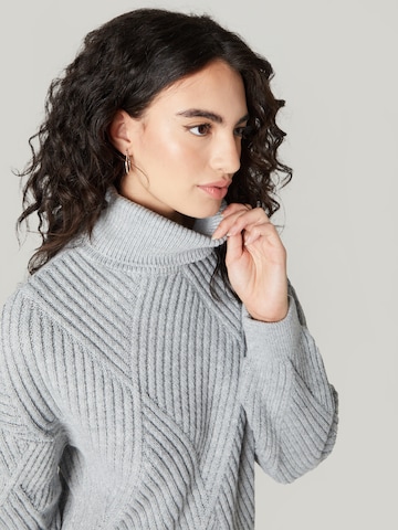 Guido Maria Kretschmer Women Sweater 'Maxine' in Grey