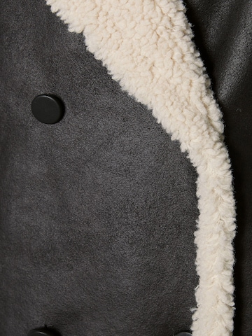Bershka Płaszcz zimowy w kolorze czarny