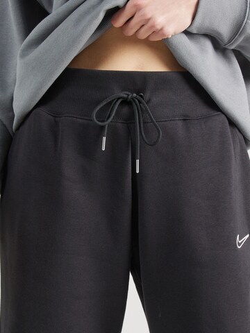 Tapered Pantaloni de la Nike Sportswear pe negru