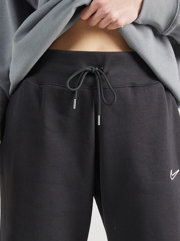 Tapered Pantaloni de la Nike Sportswear pe negru