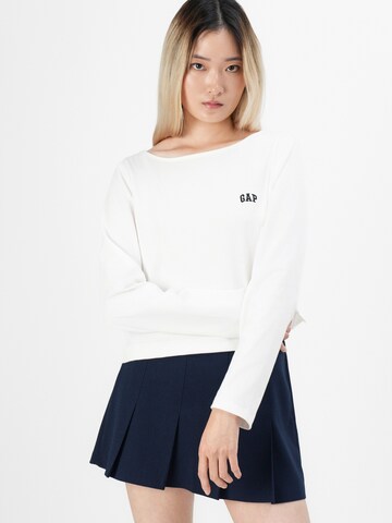 Tricou de la GAP pe alb