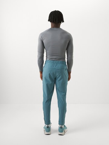 NIKEregular Sportske hlače 'UNLIMITED' - plava boja: stražnji dio