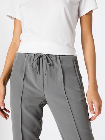 Regular Pantalon à plis 'Ruby' BRUUNS BAZAAR en gris