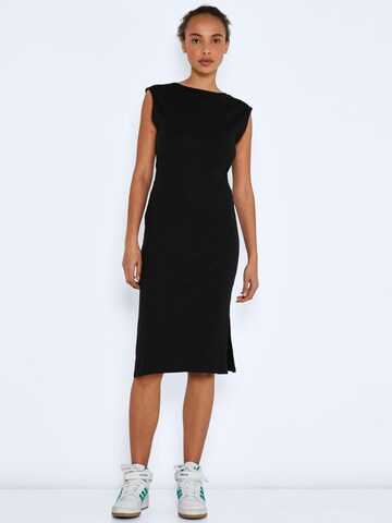 Noisy may Dress 'Riba' in Black