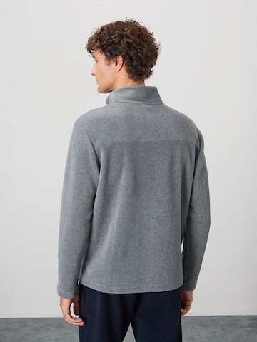 Tommy Life Sweater in Grey