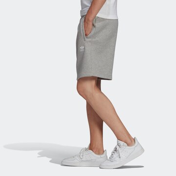 ADIDAS ORIGINALS Regular Shorts in Grau