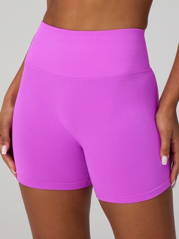 Fabletics Regular Shorts `SEAMLESS SCRUNCH SHORT 4"` in Pink: Vorderseite