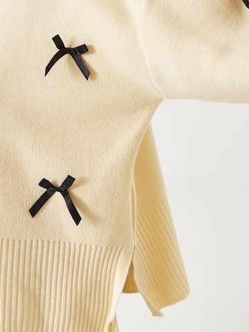 Pullover extra large di Bianco Lucci in beige