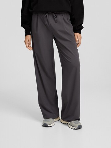 Bershka Wide leg Trousers in Grey: front