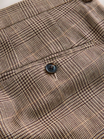 Tapered Pantaloni con piega frontale di Next in marrone
