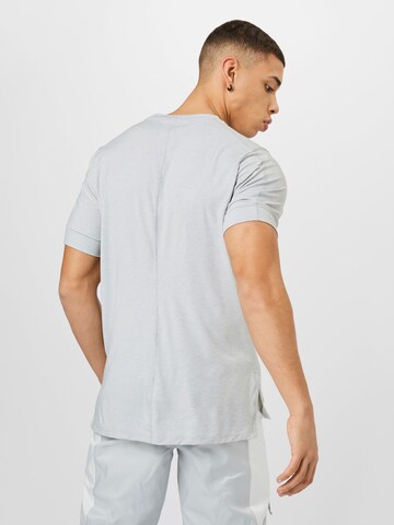 Coupe regular T-Shirt fonctionnel NIKE en gris