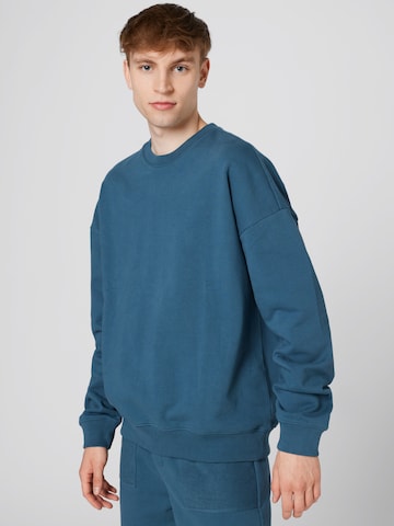 ABOUT YOU x Alvaro Soler Sweatshirt 'Pierre' in Blauw: voorkant