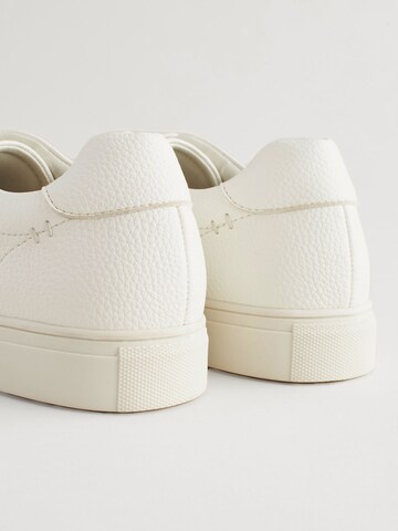 Next Låg sneaker i vit