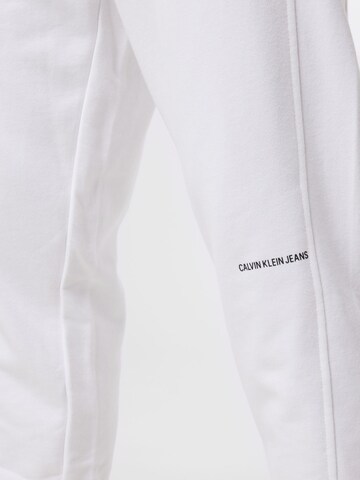 Calvin Klein Jeans Zúžený Kalhoty – bílá