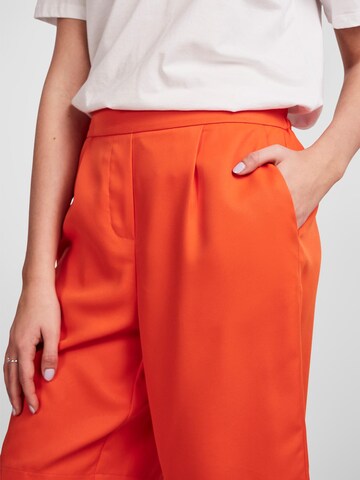 PIECES - Loosefit Pantalón plisado 'Tally' en naranja
