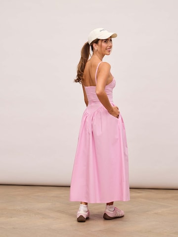 Abito di noar studios in rosa